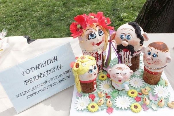 Киевские студенты испекли паску-маму, паску-папу и их детей