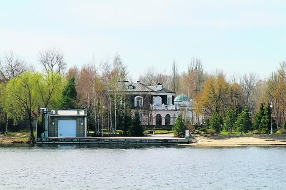 Владения Порошенко: за 5-метровым забором стоит своя церковь и особняк а-ля Белый дом 
