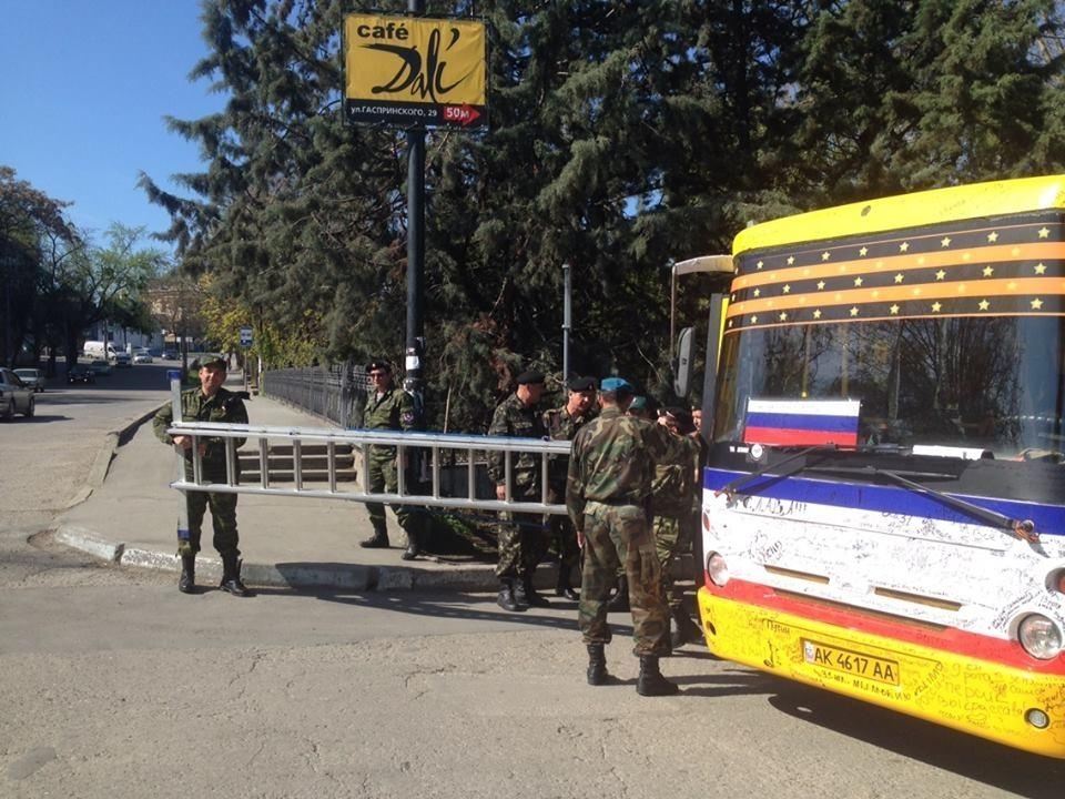 Снимать флаг Украины со здания Меджлиса приехал целый автобус боевиков