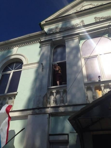 Снимать флаг Украины со здания Меджлиса приехал целый автобус боевиков