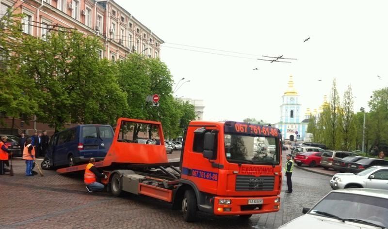 В Киеве внедорожник врезался в авто СБУ