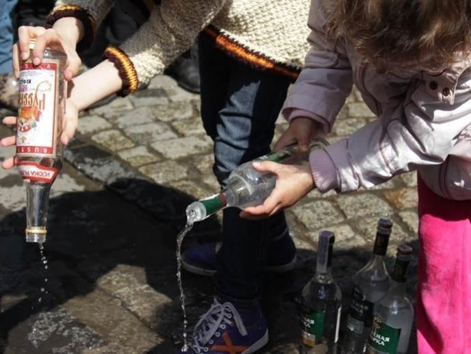 Во Львове жители вылили русскую водку в канализацию