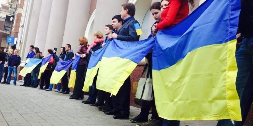 Полсотни жителей Донецка встали на защиту флага Украины