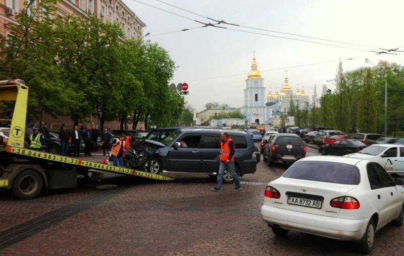 В Киеве внедорожник врезался в авто СБУ