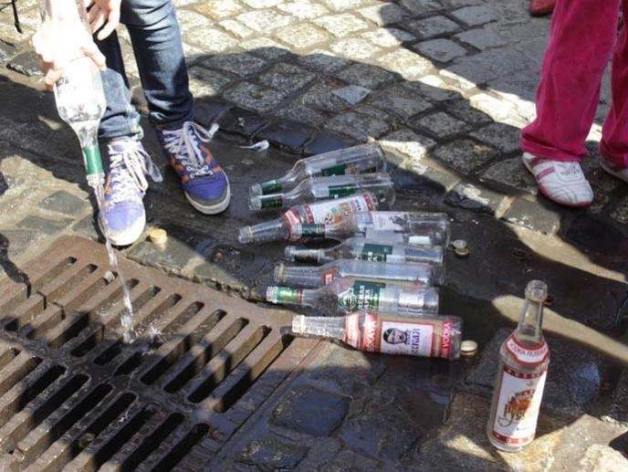 Во Львове жители вылили русскую водку в канализацию