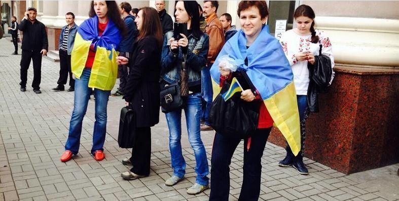 Півсотні жителів Донецька встали на захист прапора України