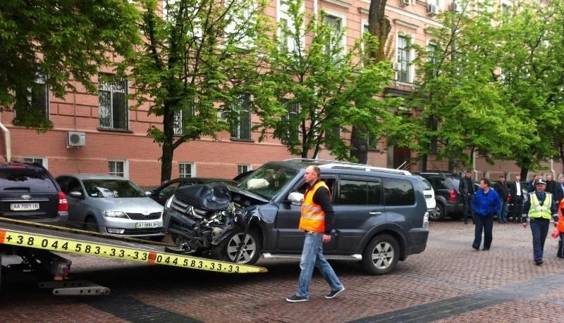 В Киеве внедорожник врезался в авто СБУ