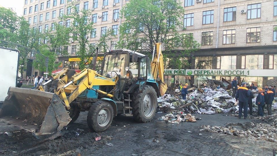 На Майдане разбирают баррикады