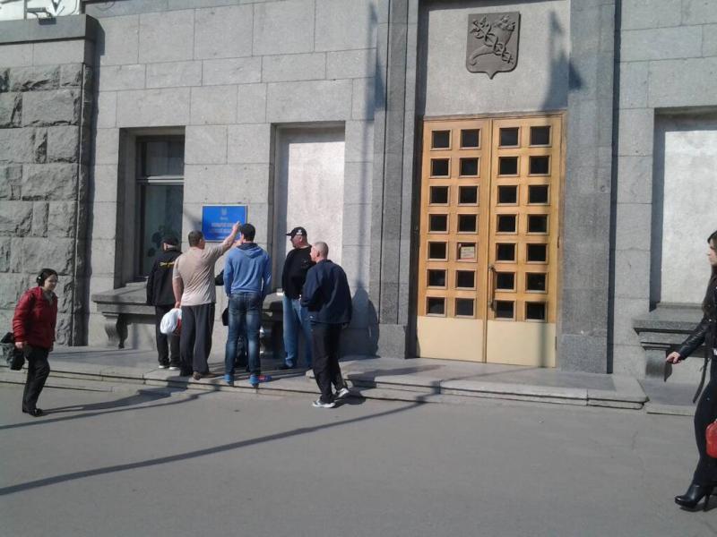 У Харьковского горсовета – два митинга, федералисты прорвались в здание