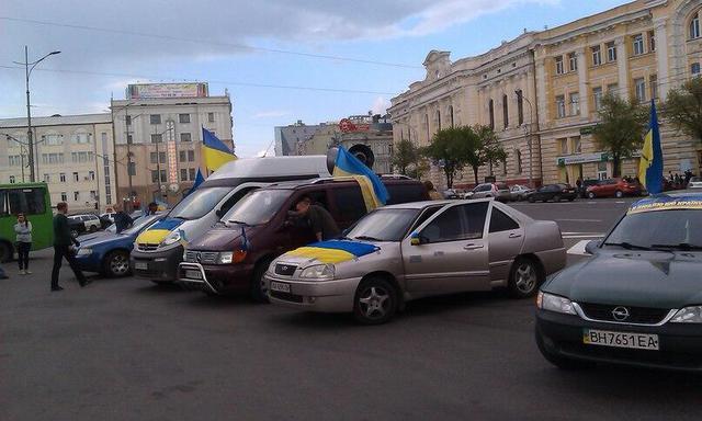 Несколько тысяч харьковчан вышли на народное вече-молебен "За единую Украину"