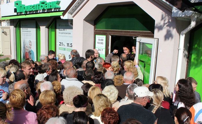 Под отделениями банков в Крыму толпятся многотысячные очереди