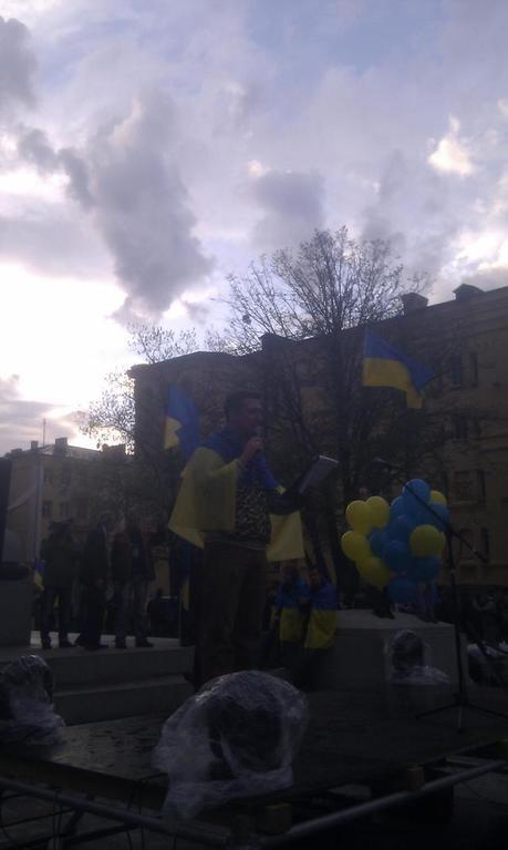 Несколько тысяч харьковчан вышли на народное вече-молебен "За единую Украину"