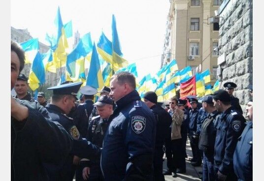 У Харківської міськради - два мітинги, федералісти прорвалися в будівлю
