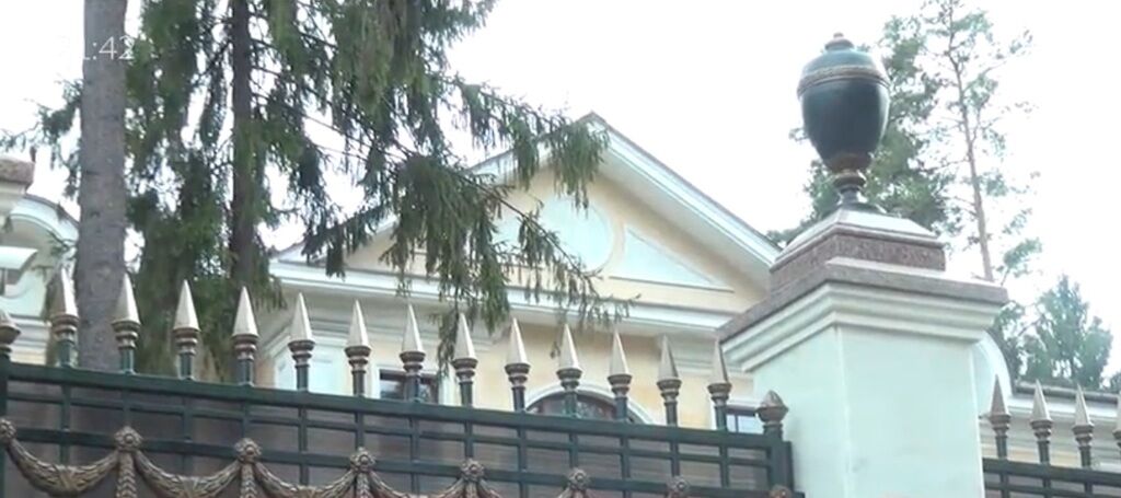 Янукович купил особняк в подмосковном поселке "Ланшафдт" - СМИ