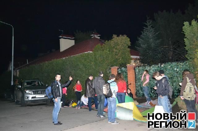 Під будинком Тимошенко влаштували нічний пікет