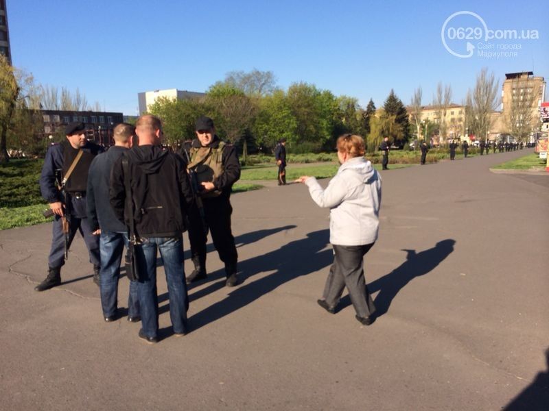 В Мариуполе освободили от сепаратистов здание горсовета