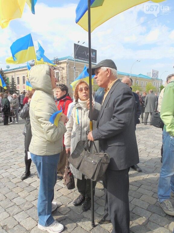  В Харькове патриоты и сепаратисты митингуют у стен ОГА