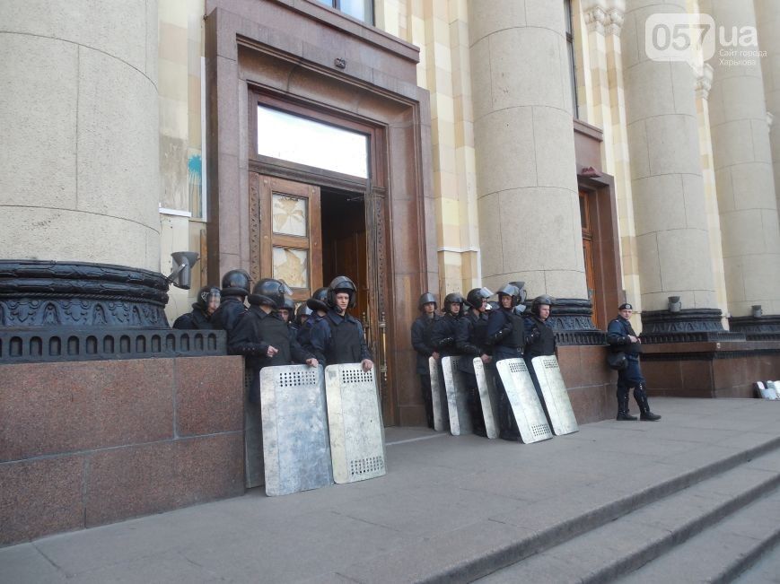  У Харкові патріоти і сепаратисти мітингують біля стін ОДА