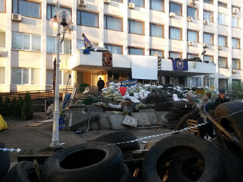 В Мариуполе освободили от сепаратистов здание горсовета