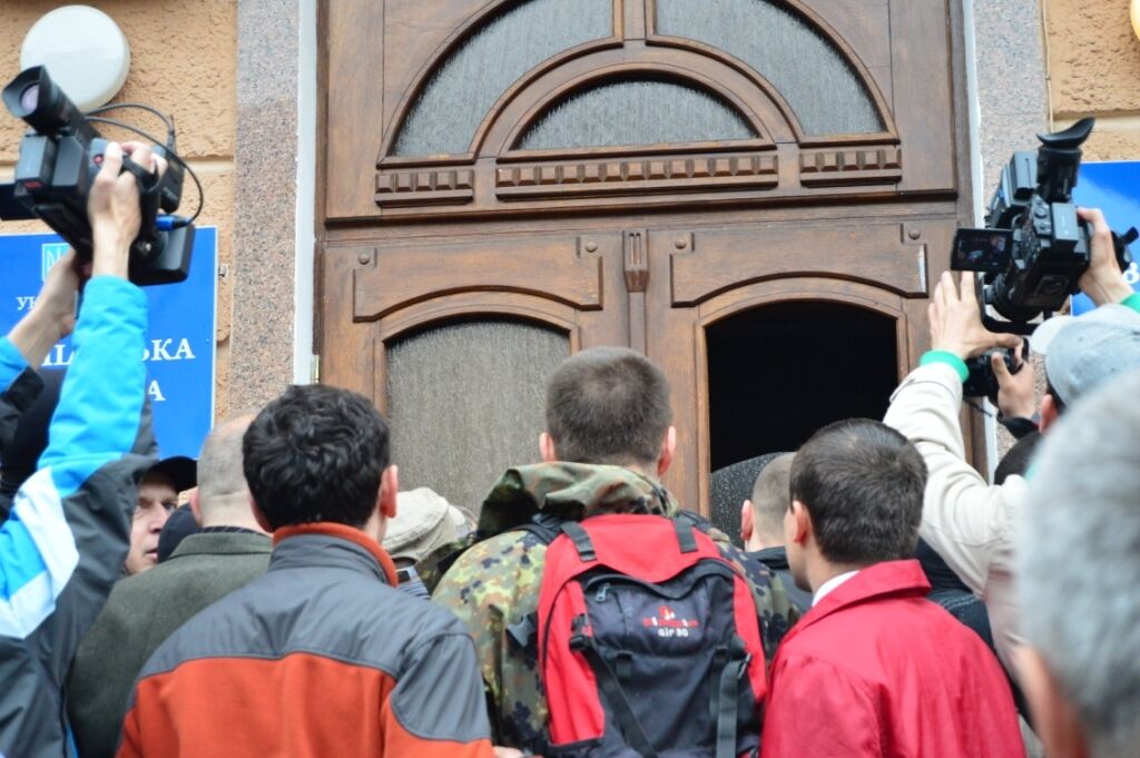 У Тернополі місцеві жителі розбили двері і закидали міськрада шинами