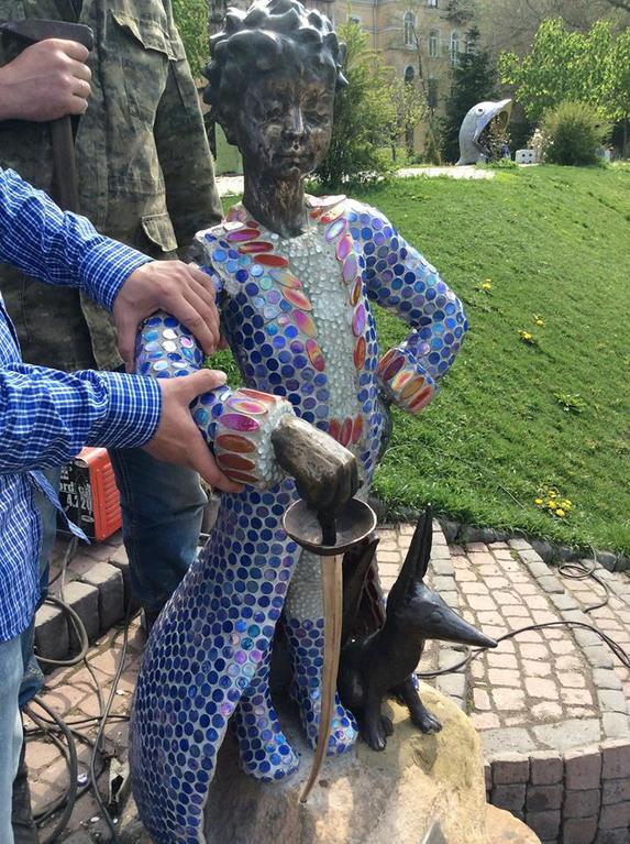 Популярному в Киеве "Маленькому принцу" вернули отбитую руку