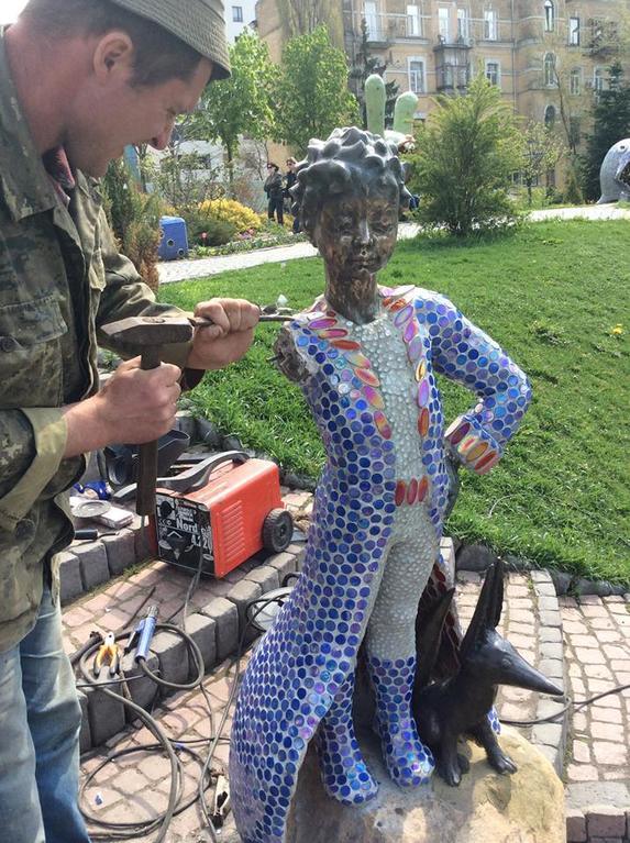 Популярному в Киеве "Маленькому принцу" вернули отбитую руку