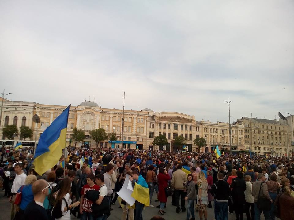 У Харкові ультрас проводять багатотисячний марш за єдність України