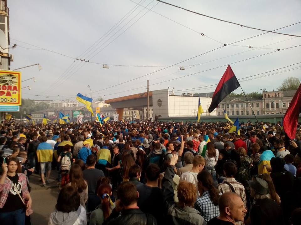 У Харкові ультрас проводять багатотисячний марш за єдність України