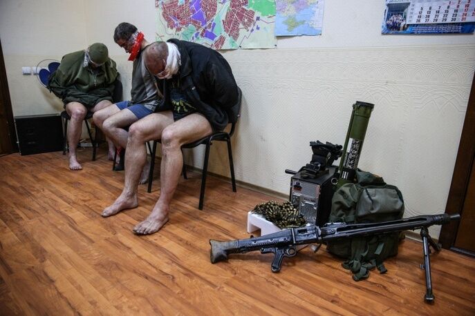 Террористы в Славянске захватили трех офицеров СБУ и пытали их