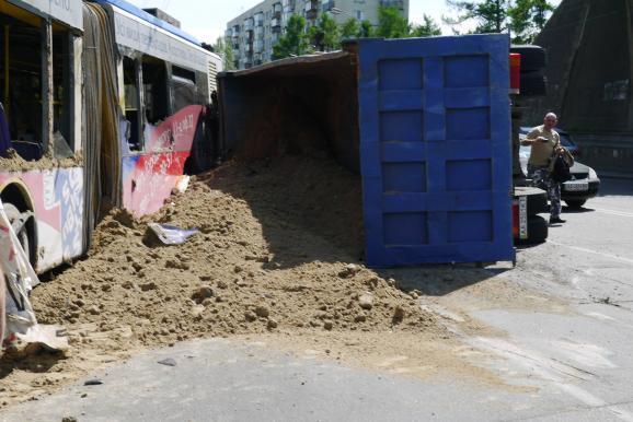 В Киеве грузовик с песком врезался в троллейбус: 18 пострадавших