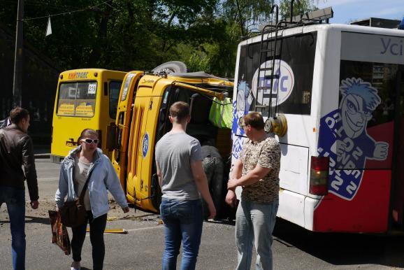 В Киеве грузовик с песком врезался в троллейбус: 18 пострадавших