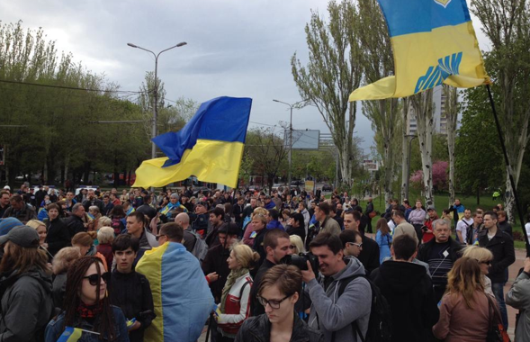 В Донецке сторонники террористов напали на мирное шествие