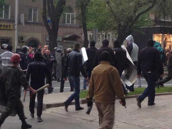 В Донецке сторонники террористов напали на мирное шествие
