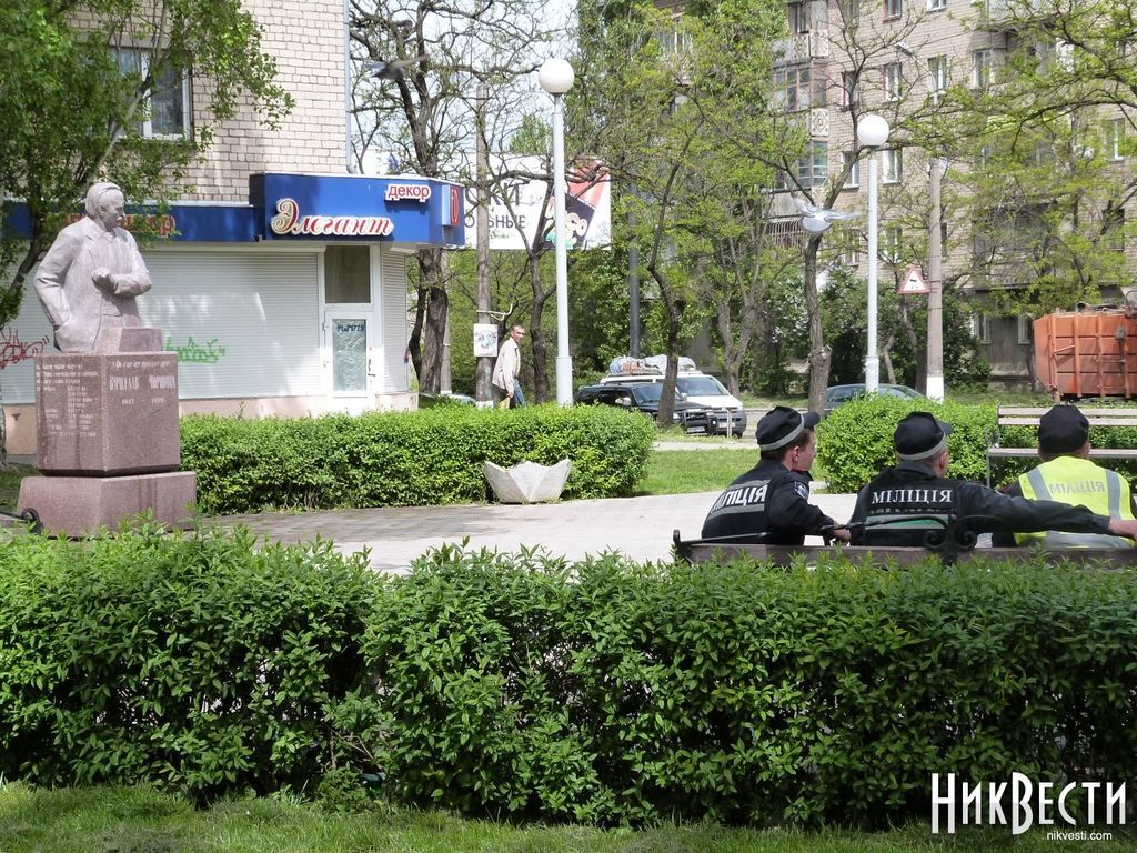 В Николаеве памятник Чорновилу раскрасили цветами российского триколора