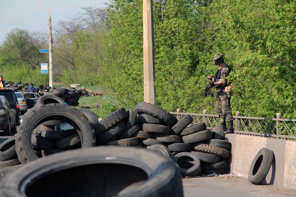 Террористы укрепляют блокпосты на въездах в Славянск