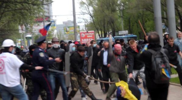 В Донецке сторонники террористов напали на мирное шествие