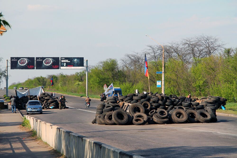Террористы укрепляют блокпосты на въездах в Славянск