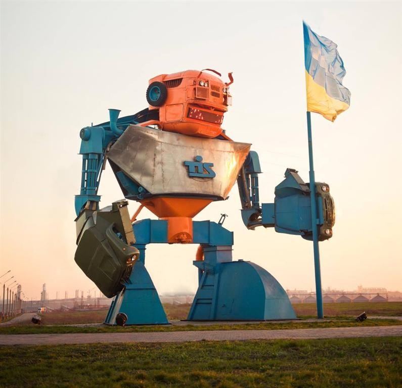 Знаменитый одесский робот-великан теперь стоит с флагом Украины