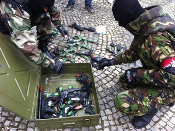 "Правый сектор" Закарпатья пошутил с милицией: вместо настоящего оружия сдал игрушечное