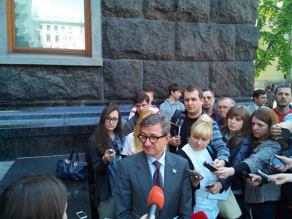 Учасники акції біля будівлі АП зажадали від влади не "зливати" Луганськ