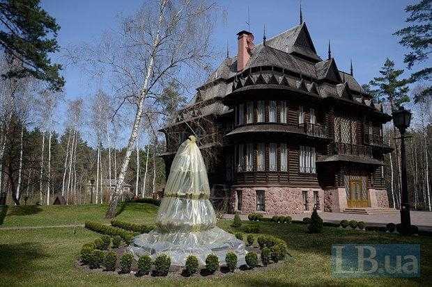 Резиденцию Януковича "Залесье" украшает клумба-трезубец и монумент с Майдана
