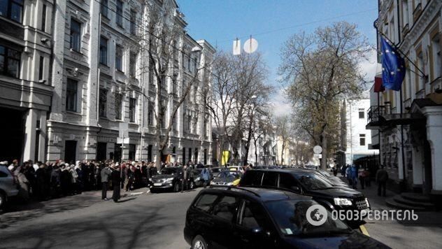 Активисты пикетируют посольство Италии из-за действий Укрсоцбанка