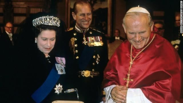 Королева Елизавета подарила Папе Франциску… корзинку с медом