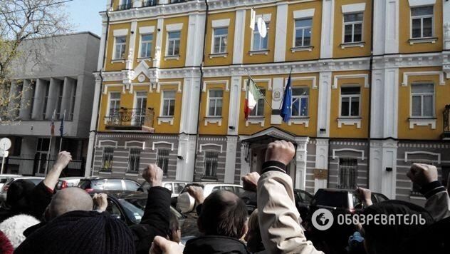 Активисты пикетируют посольство Италии из-за действий Укрсоцбанка