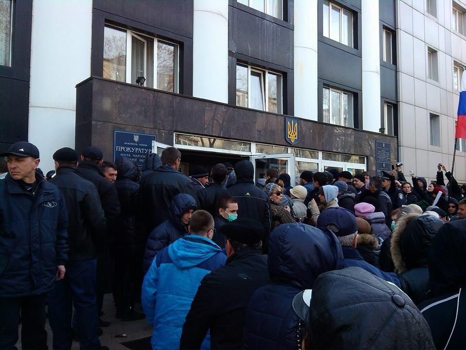В Мариуполе сепаратисты ворвались в городскую прокуратуру 