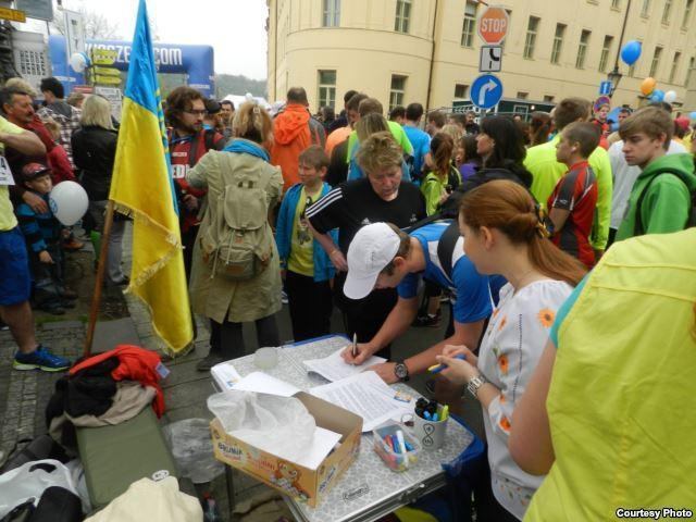 Участники пражского марафона поддержали Украину