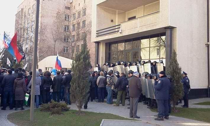 У Донецьку сепаратисти пікетують офіс корпорації Тарути