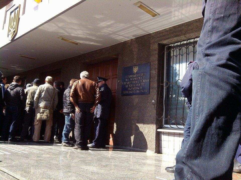 В Мариуполе сепаратисты ворвались в городскую прокуратуру 