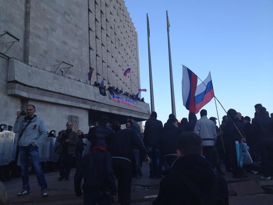 В Донецке сепаратисты взяли штурмом ОГА