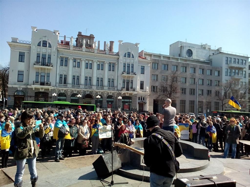 В Харькове митингующие просят Путина не мешать Украине